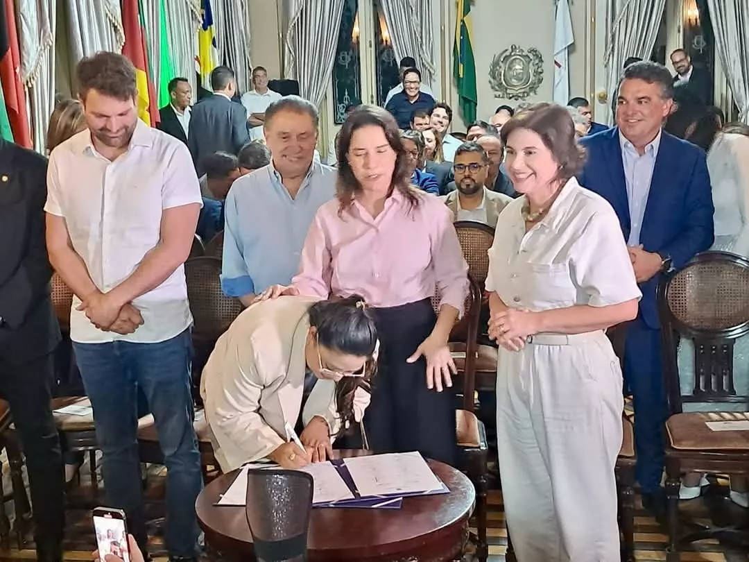 Ao lado de Raquel Lyra, prefeita Helbinha anuncia nova creche para Trindade